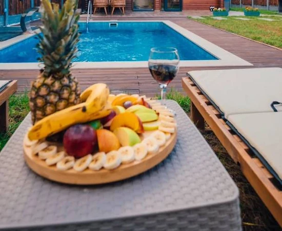 Sapanca Kurtköy'de Çiftlere Uygun, Isıtmalı Havuzlu, Ferah Villa - 1