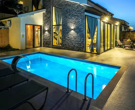 Sapanca Kurtköy'de Sakin Konumda, Isıtmalı Havuzlu, Lüks Villa - 1