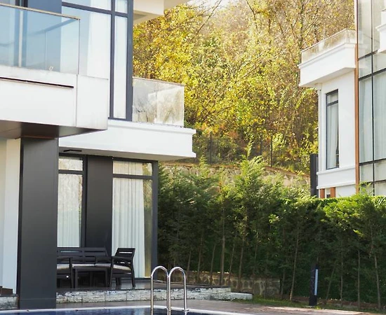 Sapanca Kuruçeşme'de Elverişli Konumda, Özel Havuzlu, Lüks Villa - 1