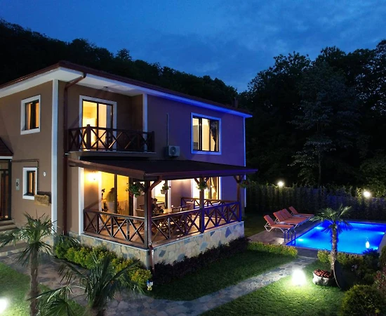 Sapanca Kuruçeşme'de Doğa Manzaralı, Isıtmalı Havuzlu, Lüks Villa - 1