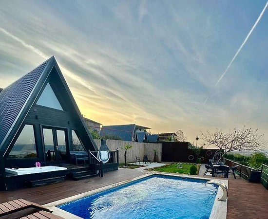 Sapanca Kuruçeşme'de Göl Manzaralı, Isıtmalı Havuzlu, Kiralık Bungalov - 1