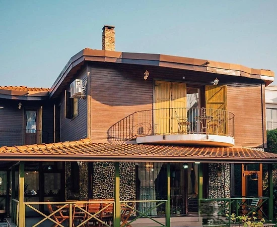 Sapanca Kuruçeşme'de Yemyeşil Bahçeli, Özel Havuzlu, Konforlu Villa - 1