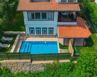 Sapanca Mahmudiye'de Geniş Bahçeli, Özel Havuzlu, Kiralık Villa - 1