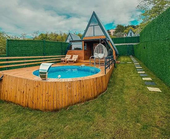 Sapanca Nailiye'de Geniş Bahçeli, Isıtmalı Havuzlu, Jakuzili Bungalov - 1