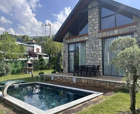 Sapanca Nailiye'de Muhteşem Manzaralı, Özel Havuzlu, Otantik Taş Ev  - 1