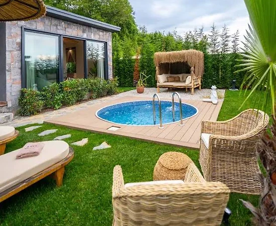 Sapanca Nailiye'de Tesis İçerisinde, Özel Havuzlu, Kiralık Villa - 1