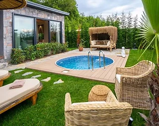 Sapanca Nailiye'de Tesis İçerisinde, Özel Havuzlu, Şık Villa - 1