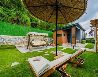 Sapanca Nailiye'de Tesis İçerisinde, Özel Havuzlu, Şık Villa - 2