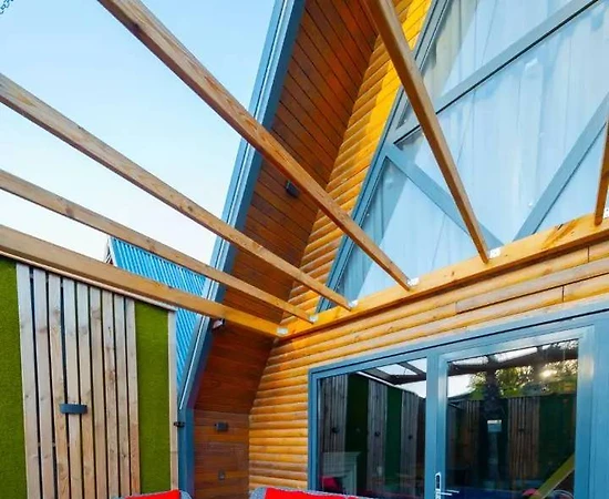 Sapanca Rüstempaşa'da Çiftlere Uygun, Özel Havuzlu, Jakuzili Bungalov - 1