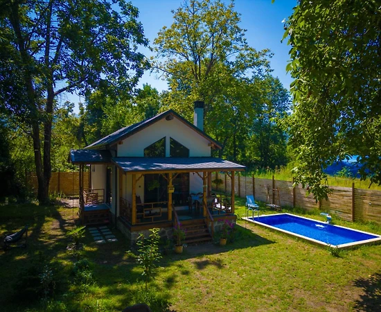 Sapanca Rüstempaşa'da Geniş Bahçeli, Özel Havuzlu, Modern Bungalov - 1