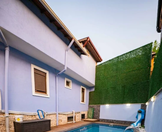 Sapanca Rüstempaşa'da Merkezi Konumda, Isıtmalı Havuzlu, Şık Villa - 1