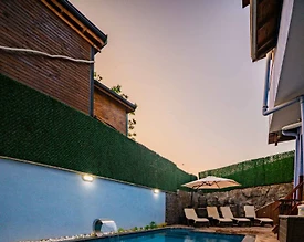 Sapanca Rüstempaşa'da Merkezi Konumda, Isıtmalı Havuzlu, Şık Villa - 3