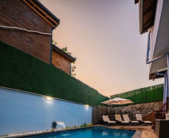 Sapanca Rüstempaşa'da Merkezi Konumda, Isıtmalı Havuzlu, Kiralık Villa - 1