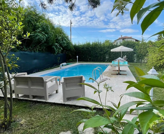 Sapanca Rüstempaşa'da Merkezi Konumda, Özel Havuzlu, Kiralık Villa - 1