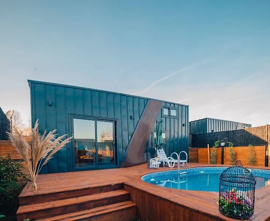 Sapanca'da Enfes Tesis İçerisinde, Isıtmalı Havuzlu, Kiralık Tiny House - 1