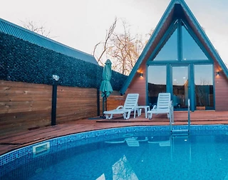 Sapanca'da Yemyeşil Bahçeli, Isıtmalı Havuzlu, Modern Bungalov - 1