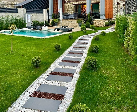 Sapanca Kuruçeşme'de Ailelere Uygun, Isıtmalı Havuzlu, Kiralık Taş Ev - 1