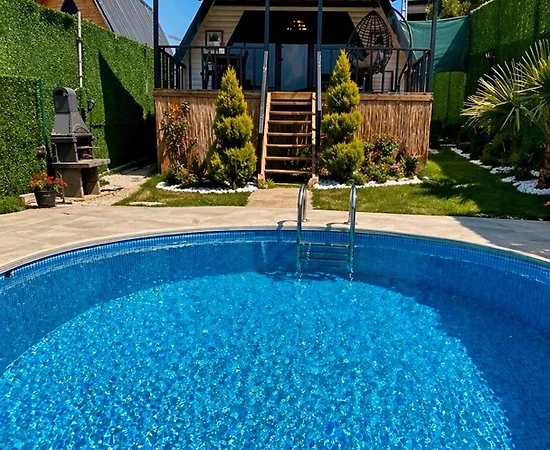 Sapanca Ünlüce'de Elverişli Konumda, Isıtmalı Havuzlu, Lüks Bungalov - 1