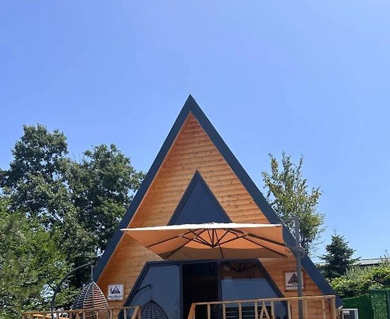 Sapanca Ünlüce'de Elverişli Konumda, Isıtmalı Havuzlu, Kiralık Bungalov - 1