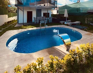 Sapanca Ünlüce'de Doğa İçerisinde, Isıtmalı Havuzlu, Lüks Villa - 1