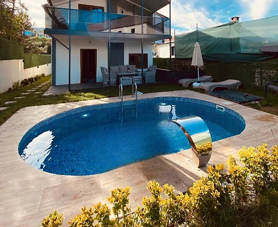 Sapanca Ünlüce'de Doğa İçerisinde, Isıtmalı Havuzlu, Lüks Villa - 1