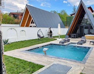 Sapanca Kuruçeşme'de Sakin Konumda, Isıtmalı Havuzlu, Modern Bungalov - 1