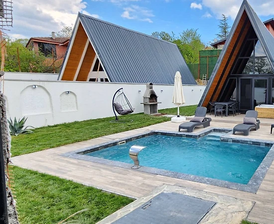 Sapanca Kuruçeşme'de Sakin Konumda, Isıtmalı Havuzlu, Modern Bungalov - 1