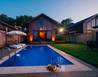 Sapanca Uzunkum'da Doğayla İç İçe, Isıtmalı Havuzlu, Şık Bungalov  - 1