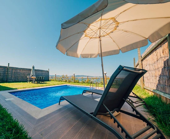 Sapanca Uzunkum'da Göl Manzaralı, Isıtmalı Özel Havuzlu, Kiralık Bungalov  - 1