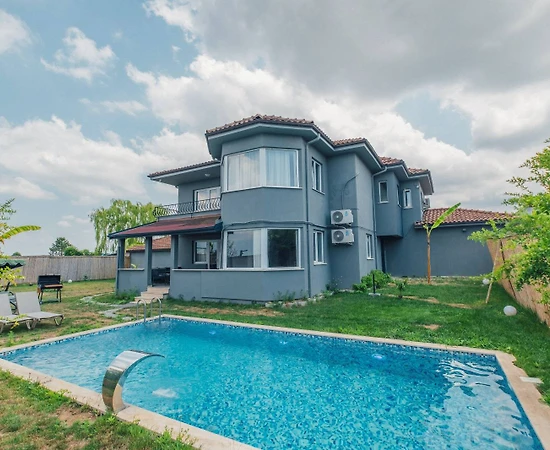 Sapanca Uzunkum'da Geniş Bahçeli, Isıtmalı Havuzlu, 5+1 Villa - 1