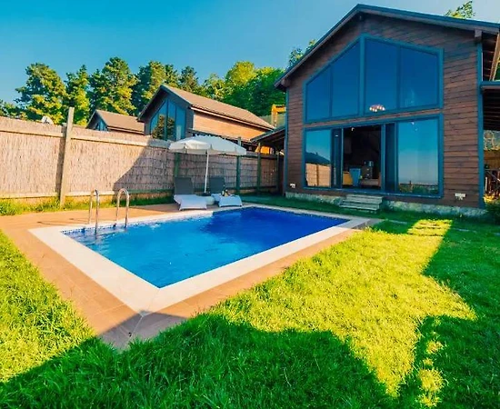 Sapanca Uzunkum'da Modern Tasarımlı, Özel Havuzlu, Ferah Bungalov - 1