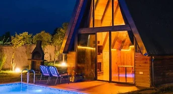 Sapanca Uzunkum'da Nezih Konumda Isıtmalı Havuzlu, Bahçeli Bungalov