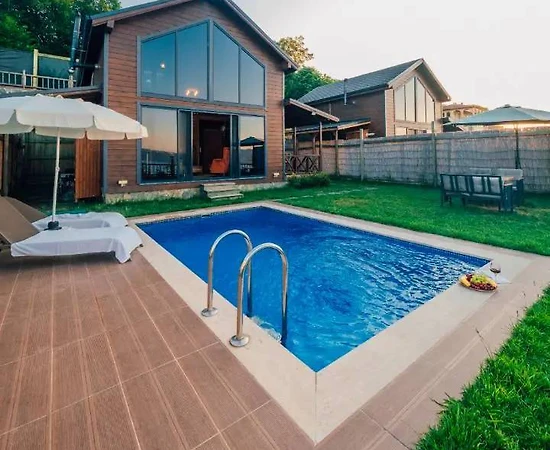 Sapanca Uzunkum'da Sakin Konumda, Isıtmalı Havuzlu, Kiralık Bungalov - 1