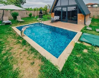 Sapanca Uzunkum'da Tesis İçerisinde, Isıtmalı Havuzlu, Modern Bungalov - 1