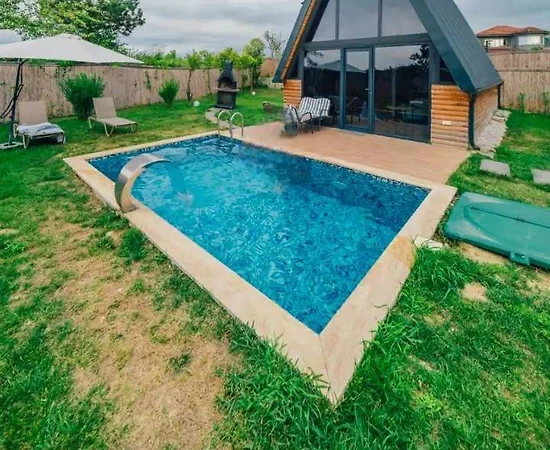 Sapanca Uzunkum'da Tesis İçerisinde, Isıtmalı Havuzlu, Modern Bungalov - 1