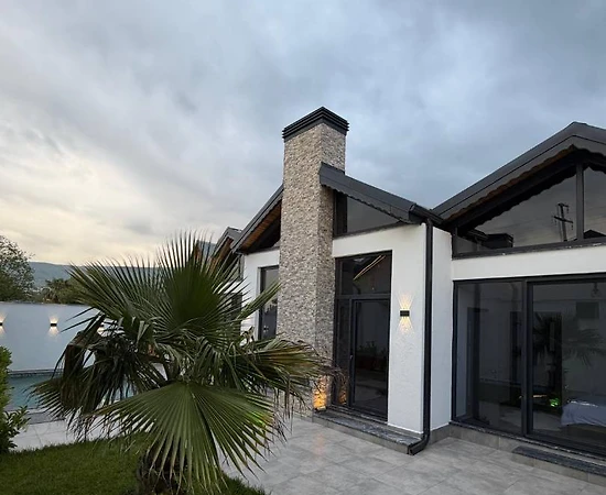 Sapanca Yanıklar'da Geniş Bahçeli, Isıtmalı Havuzlu, Jakuzili Bungalov - 1