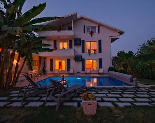 Sapanca Yanık'ta Geniş Bahçeli, Isıtmalı Özel Havuzlu, Lüks Villa - 1