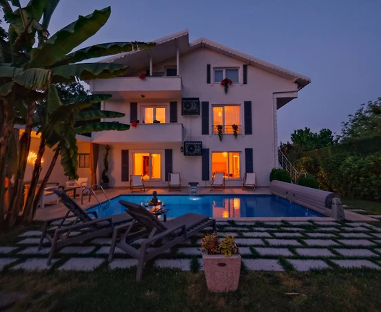Sapanca Yanık'ta Geniş Bahçeli, Isıtmalı Özel Havuzlu, Lüks Villa - 1