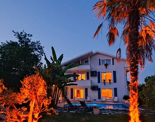 Sapanca Yanık'ta Geniş Bahçeli, Isıtmalı Özel Havuzlu, Lüks Villa - 4