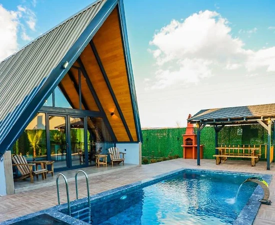 Sapanca Yanık'ta Geniş Bahçeli, Özel Havuzlu, Jakuzili Bungalov - 1