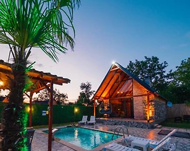 Sapanca Yanık'ta Merkezi Konumda, Isıtmalı Havuzlu, Lüks Bungalov - 2