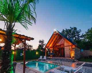 Sapanca Yanık'ta Merkezi Konumda, Isıtmalı Havuzlu, Lüks Bungalov - 2