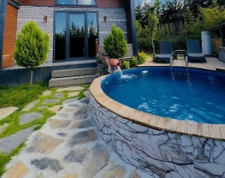 Sapanca Yanık'ta Merkezi Konumda, Isıtmalı Havuzlu, Modern Bungalov - 1