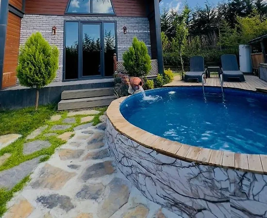 Sapanca Yanık'ta Merkezi Konumda, Isıtmalı Havuzlu, Modern Bungalov - 1