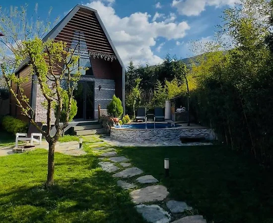 Sapanca Yanık'ta Merkezi Konumda, Isıtmalı Havuzlu, Modern Bungalov - 1