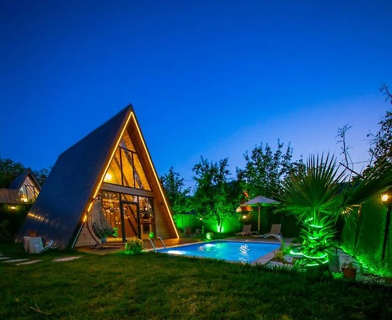 Sapanca Yanık'ta Sakin Konumda, Isıtmalı Havuzlu, Modern Bungalov - 1