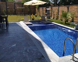 Sapanca'da Çekirdek Ailelere Uygun, Isıtmalı Havuzlu, Şık Bungalov - 2