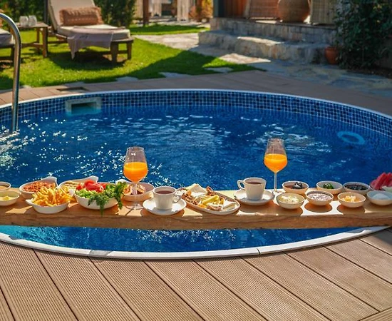 Sapanca Nailiye'de Balayı Çiftlerine Uygun, Özel Havuzlu, Kiralık Bungalov - 1