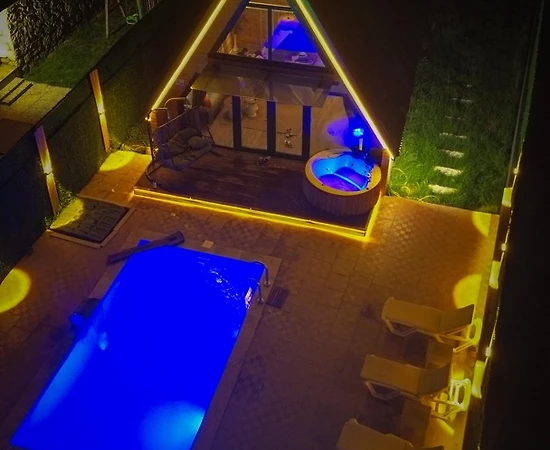 Sapanca Yanık'ta Sakin Konumda, Isıtmalı Havuzlu, Kiralık Bungalov - 1