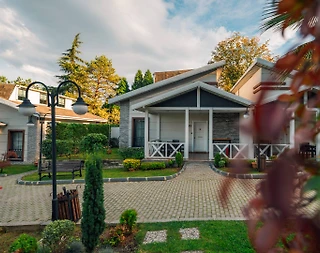 Sapanca Kırkpınar'da Tesis İçerisinde, Ortak Havuzlu, Modern Bungalov - 1